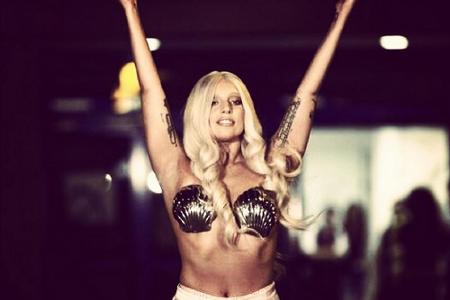 Lady Gaga präsentiert sich gewohnt freizügig in Athen