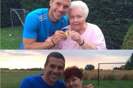 Lukas Podolski freut sich mit seinen Großmüttern über den WM-Sieg