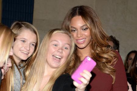 Selfies, wie hier mit Beyoncé, werden auch gerne über Instagram geteilt