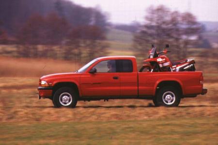 Der Dodge Dakota wurde erstmals 1987 dem Ram zur Seite gestellt. In Deutschland stehen sie aktuell zu Preisen ab 13.000 Euro...