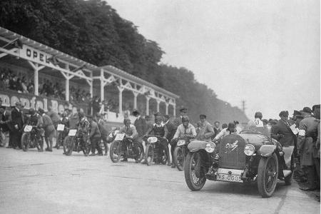 1923: Motorradrennen auf der Opel-Rennbahn.