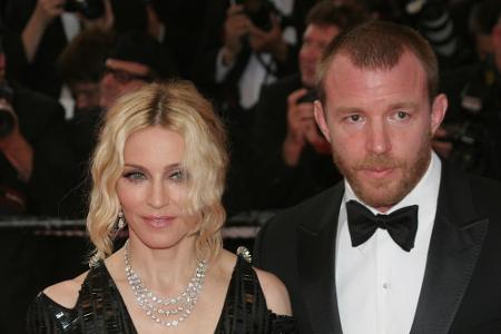 Madonna zum Beispiel musste Guy Ritchie nach der Scheidung im Jahr 2008 umgerechnet über 100 Millionen Euro zahlen. Spitzenr...