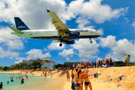 Ein Bild sagt manchmal mehr als tausend Worte: Wenn die Piloten auf der Karibikinsel St. Maarten zum Landeanflug auf den Pri...