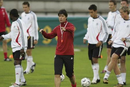 Als Nachfolger von Jürgen Klinsmann, unter dem er zuvor zwei Jahre als Co-Trainer arbeitet, übernimmt Joachim Löw die Geschi...