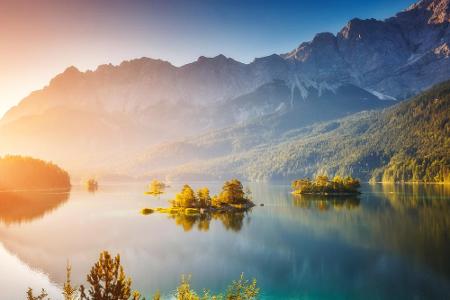 Der Eibsee, unterhalb der Zugspitze, gehört zu den schönsten seiner Art in ganz Europa. Aufgrund seines besonders klaren Was...