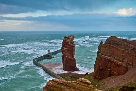 47 Meter hoch, 25.000 Tonnen schwer und eine Grundfläche von 180 Quadratmetern: Die Lange Anna auf der Nordseeinsel Helgolan...