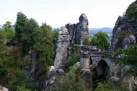 Die Bastei ist die berühmteste Felsformation in der Sächsischen Schweiz. Durch die Felsformation zieht sich die sogenannte B...