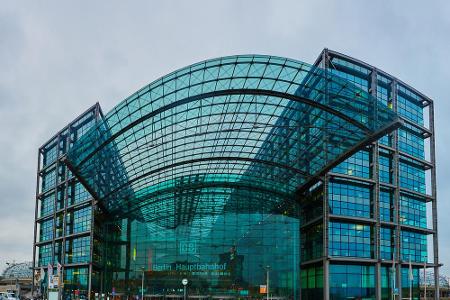 Der Berliner Hauptbahnhof ist der größte Turmbahnhof Europas. Das markante Gebäude mit der charakteristischen Glasfassade wu...