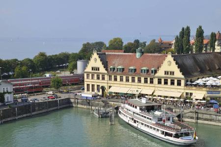 Der Lindauer Hauptbahnhof liegt auf der Insel Lindau in unmittelbarer Nachbarschaft des Lindauer Hafens. Das heutige Empfang...
