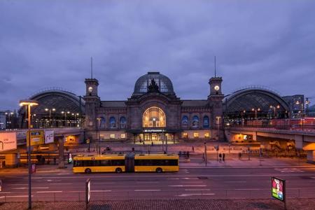 Der schönste Bahnhof Deutschlands ist in Dresden. Besonders beeindruckend ist das lichtdurchlässige Glasfasermembran-Dach, d...