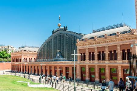Der Bahnhof Atocha ist einer der beiden Fernbahnhöfe Madrids. Die alte Bahnhofshalle ist berühmt für ihre große Dachkonstruk...