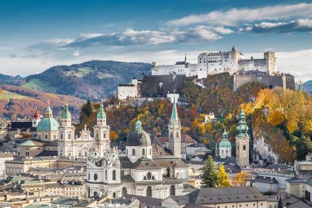Die viertgrößte Stadt des Landes ist Salzburg. In der Getreidegasse im Zentrum steht das Geburtshaus von Wolfgang Amadeus Mo...
