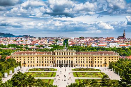 Jeder Sissi-Fan kennt Schloss Schönbrunn. Die einstige Kaiser-Residenz hat sage und schreibe 1.441 Zimmer. Heute ist der Gro...