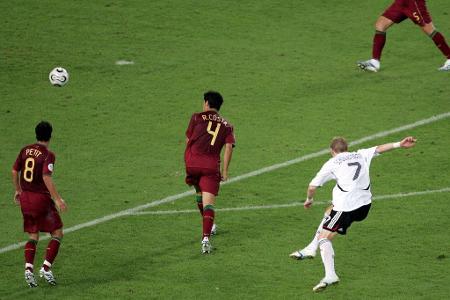 <p>Im Spiel um Platz 3 machte Schweinsteiger aber sein bis dato bestes Länderspiel: Gegen Portugal erzielte der Linksaußen z...