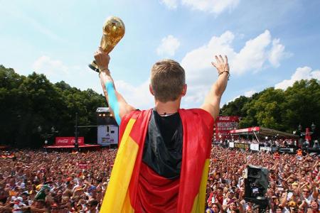 Beim Empfang in Berlin wurde das ganze Team frenetisch gefeiert. Schweinsteiger genoss den Jubel der Fans sichtlich.