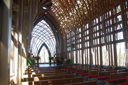 Arkansans: Die Mildred B. Cooper Chapel wurde 1988 in Bella Vista erbaut. Der Architekt Euine Fay Jones entwarf die Kapelle....