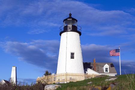 Maine: Pemaquid Point Light zählt zu den schönsten Leuchttürmen der USA. Im Jahr 1826 stellte der Kongress für das Bauwerk 4...