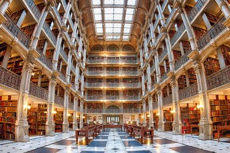 Maryland: Die George Peabody-Bücherei in Baltimore ist die Heimat von 300.000 Büchern. Zudem werden die prunkvollen Hallen a...
