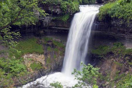 Minnesota: Die Minnehaha-Wasserfälle sind eine der Hauptattraktionen im gleichnamigen Minnehaha-Regionalpark. Gut 16 Meter s...