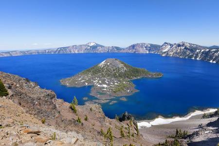 Oregon: Der Crater Lake ist ein Kratersee inmitten des gleichnamigen Nationalparks, der vor allem für seine tiefblaue Färbun...