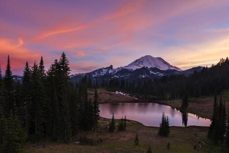 Washington: Der Tipsoo Lake ist ein auf 1615 Meter über N.N. gelegener Bergsee im Westen des Bundesstaates. Bei Naturfreunde...