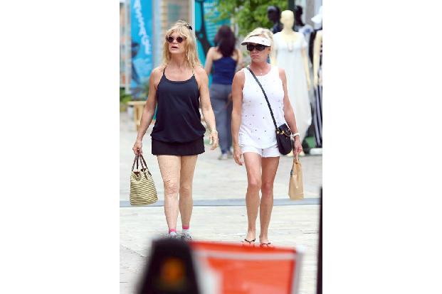 ...Kates Mama Goldie Hawn, die ebenfalls aktuell in Griechenland relaxed - und zwar in einem Trägertop samt Tennis-Röckchen....