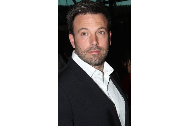 Tatsächlich hat Oscar-Gewinner Ben Affleck jede Menge Charisma und vor allem auch schon einige Fältchen, die ihm eigentlich ...