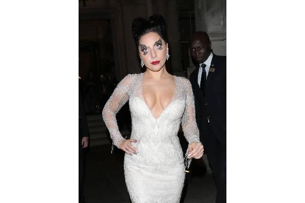 Ganz schön Gaga, diese Lady! Nachdem sich Lady Gaga in den letzten Monaten für ihre Verhältnisse schon fast dezent gekleidet...