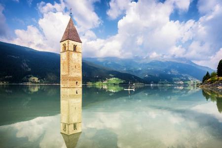 An der Stelle des Reschensees in Südtirol befand sich bis 1950 der Ort Graun. Gegen ihren Willen mussten die damaligen Einwo...