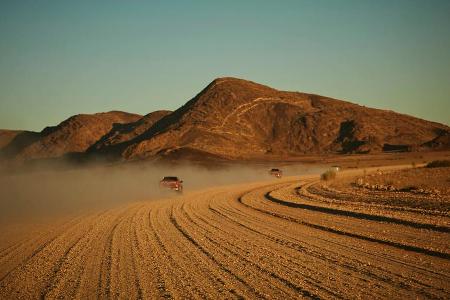 Hilux-Konvoi in Namibia: Staubfahne ohne Ende