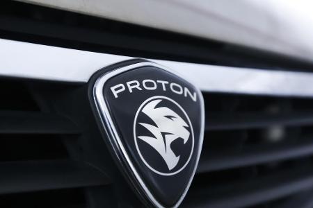 Es ist die malaysische Automobilmarke Proton. Von 1995 bis 2001 verkaufte die Firma Autos auch in Deutschland, zog sich jedoch nach enttäuschenden Verkaufszahlen vom hiesigen Markt wieder zurück.