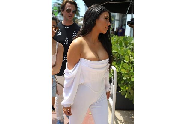 ...Kim Kardashian hat, die sich am Wochenende in Miami wieder mal in einem Outfit zeigte, das gefährlich nahe an einem Nippe...