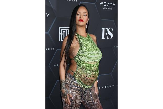 ...Rihanna rückt Berichten zufolge nicht unter einer Gage von acht Millionen an. Kein Wunder, dass sie die reichste Musikerin der Welt ist. Wer sie jetzt sofort buchen möchte, muss sich wohl noch ein ...