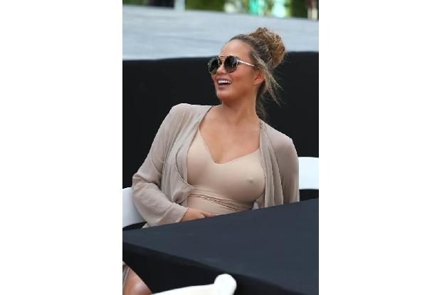 ...Chrissy Teigen. Bei so üppigen, wohl geformten Brüsten kann manchmal ein knallenges Top schon ausreichen. Ja, man kann gu...