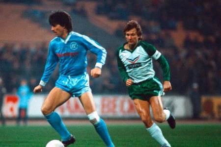 Seine erste Station in der Bundesliga ist der VfB Stuttgart. Dort bringt er es in der Saison 1980/81 allerdings lediglich au...
