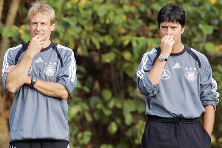 Nach der desolaten EM 2004 übernehmen Jürgen Klinsmann (l.) und Löw (r.) die deutsche Nationalmannschaft. Teamchef Klinsmann...