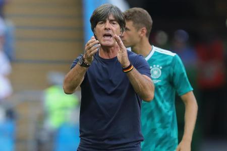Die WM 2018 in Russland gerät zum Fiasko. Das deutsche Team unter Löws Leitung scheitert bereits in der Vorrunde und gerät i...