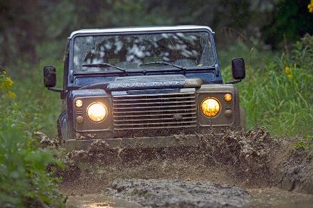 Land Rover Defender: Völlig überholtes Überbleibsel längst vergangener Tage.