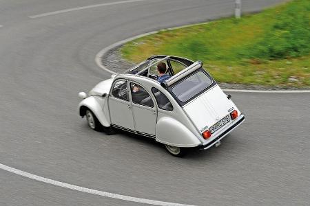 Citroen 2CV, Klaus Westrup,Kurve, Fahrt, von oben,Rückansicht