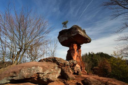 Der 14 Meter hohe Teufelstisch ist eine der Attraktionen im Pfälzerwald. Glaubt man den örtlichen Sagen, nahm Luzifer persön...