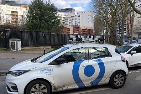 Ein Scan-Auto überprüft, ob für abgestellte Autos die Parkgebühren bezahlt wurden.