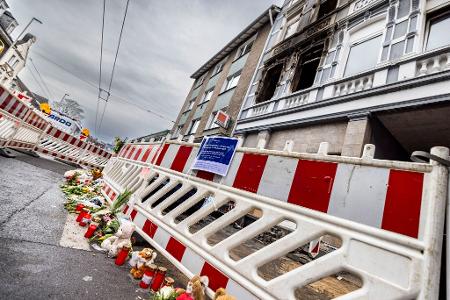 Bei einem Brand in einem Haus in Solingen sind vier Menschen ums Leben gekommen.