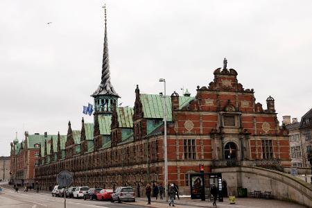 Feuer zerstört Struktur der historischen Börse in Kopenhagen
