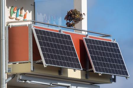 Mit Solarpaneelen am Balkon kann man eigenen Strom erzeugen.