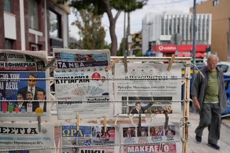 Zeitungen an einem Verkaufsstand in Athen.