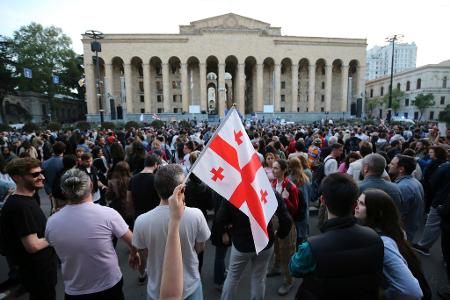 Demonstranten versammeln sich vor dem Parlamentsgebäude in Tiflis.