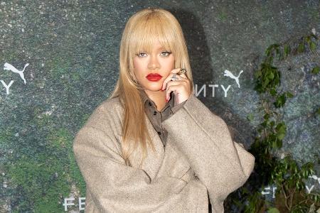 Rihanna präsentiert neue Sneaker-Kollaboration mit völlig neuer Frisur