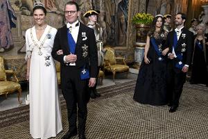 Tiara und weiße Robe: Victoria von Schweden glänzt beim Galadinner