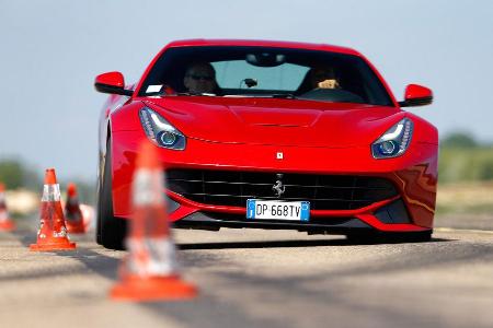 Ferrari F12 Berlinetta, Frontansicht, Slalom