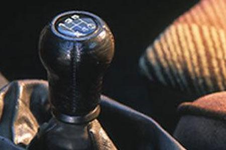 Schalthebel mit Ledermanschette, plüschige Sportsitze.